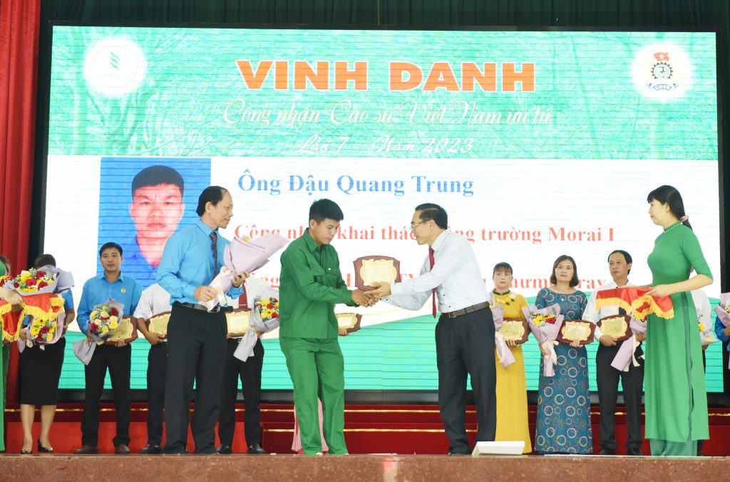 Vinh danh 261 Công nhân Cao su Việt Nam ưu tú